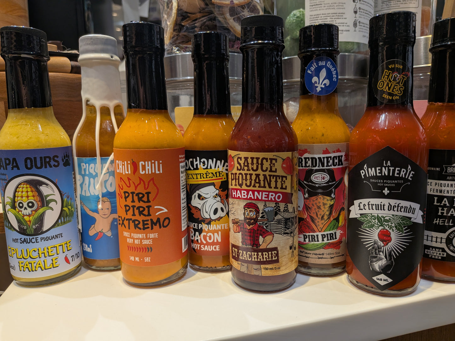 160 sauces piquantes - la disponibilité en boutique varie d'une semaine à l'autre - prix allant de 12$ à 40$ - en boutique seulement