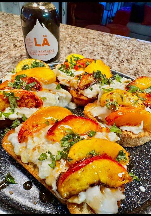 Tartines buratta, pêche et sirop ail noir - Recette Keb n° 42